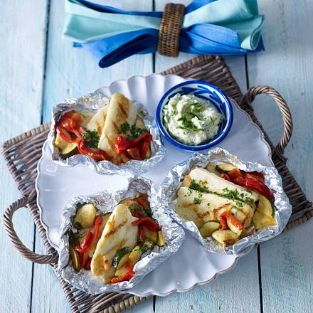 Halloumi-Päckchen mit gerösteter Paprika, Zucchini und Käuterbutter Rezept