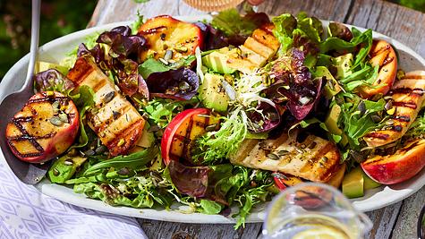 Halloumi-Pfirsich-Salat vom Grill Rezept - Foto: House of Food / Bauer Food Experts KG