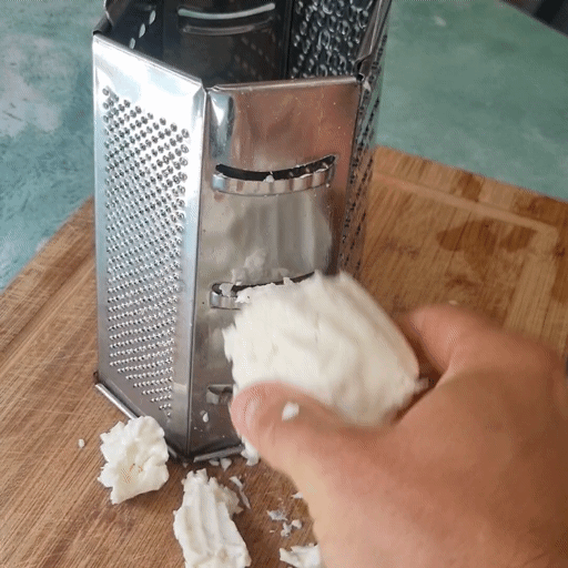 Halloumi reiben Halloumi wird mit der Vierkantreibe in grobe Scheiben/Raspel gehobelt.