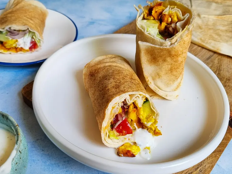 Halloumi-Shawarma aus dem Airfryer Shawarma mit Halloumi-Füllung, Salat und Joghurtsoße.