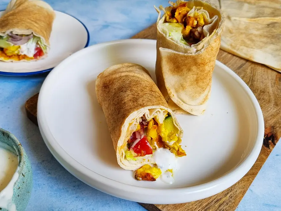 Top 5 Halloumi-Shawarma aus dem Airfryer Aufgeschnittenes Halloumi-Shawarma aus dem Airfryer auf einem weißen Teller.