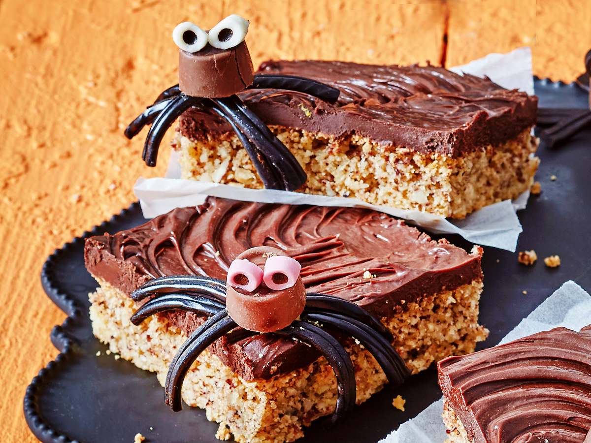 Halloween-Kuchen mit Spinnen-Deko