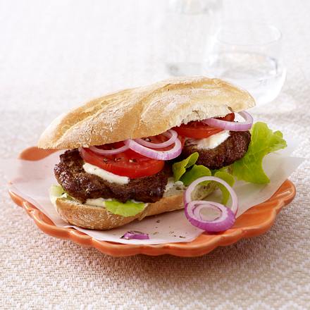 Hamburger im Baguettebrötchen Rezept