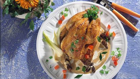 Hamburger Stubenküken auf Morchelrahm und Frühling Rezept - Foto: House of Food / Bauer Food Experts KG