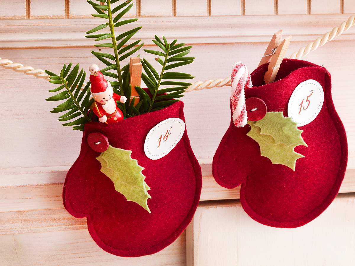 Adventskalender basteln: Handschuhe aus rotem Filz Adventskalender basteln: Handschuhe aus rotem Filz