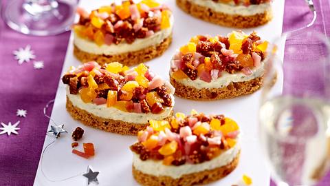 Häppchen aus Roquefort, Honigkuchen und Trockenfrüchten Rezept - Foto: House of Food / Bauer Food Experts KG