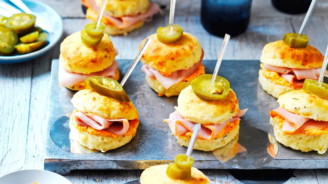 Häppchenweise Cheddar-Scones Rezept - Foto: LECKER @ Bauer Media Group Häppchenweise Cheddar-Scones Rezept - Foto: LECKER @ Bauer Media Group