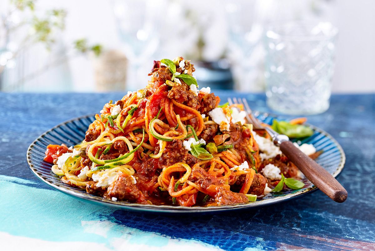 Happy-Harissa-Bolognese mit Gemüsenudeln Rezept