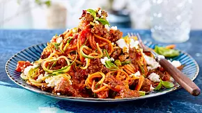 Happy-Harissa-Bolognese mit Gemüsenudeln Rezept - Foto: LECKER @ Bauer Media Group Happy-Harissa-Bolognese mit Gemüsenudeln Rezept - Foto: LECKER @ Bauer Media Group