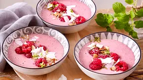 Happy Smoothiebowl mit Kokos Rezept - Foto: LECKER @ Bauer Media Group Happy Smoothiebowl mit Kokos Rezept - Foto: LECKER @ Bauer Media Group