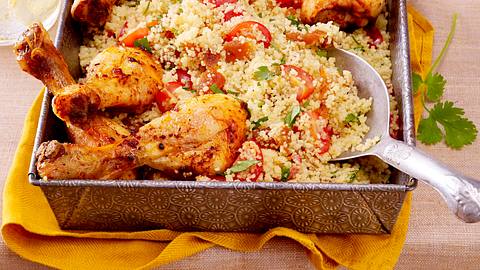 Harissa-Hähnchen mit süß-pikantem Couscous Rezept - Foto: House of Food / Bauer Food Experts KG