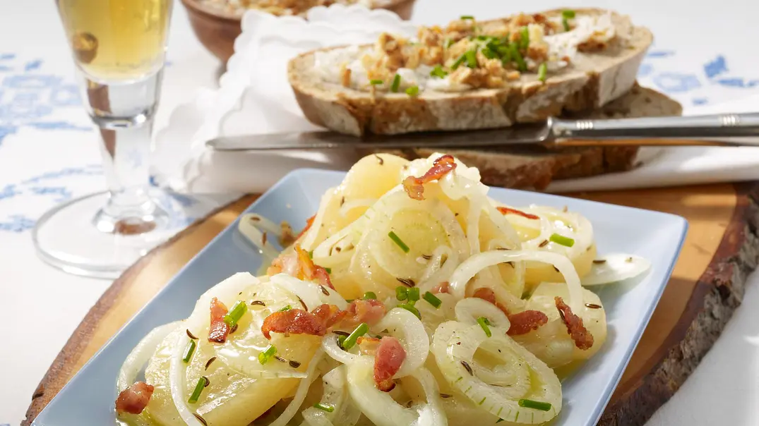 Harzer Käsesalat mit Knusperspeck Rezept - Foto: LECKER @ Bauer Media Group Harzer Käsesalat mit Knusperspeck Rezept - Foto: LECKER @ Bauer Media Group