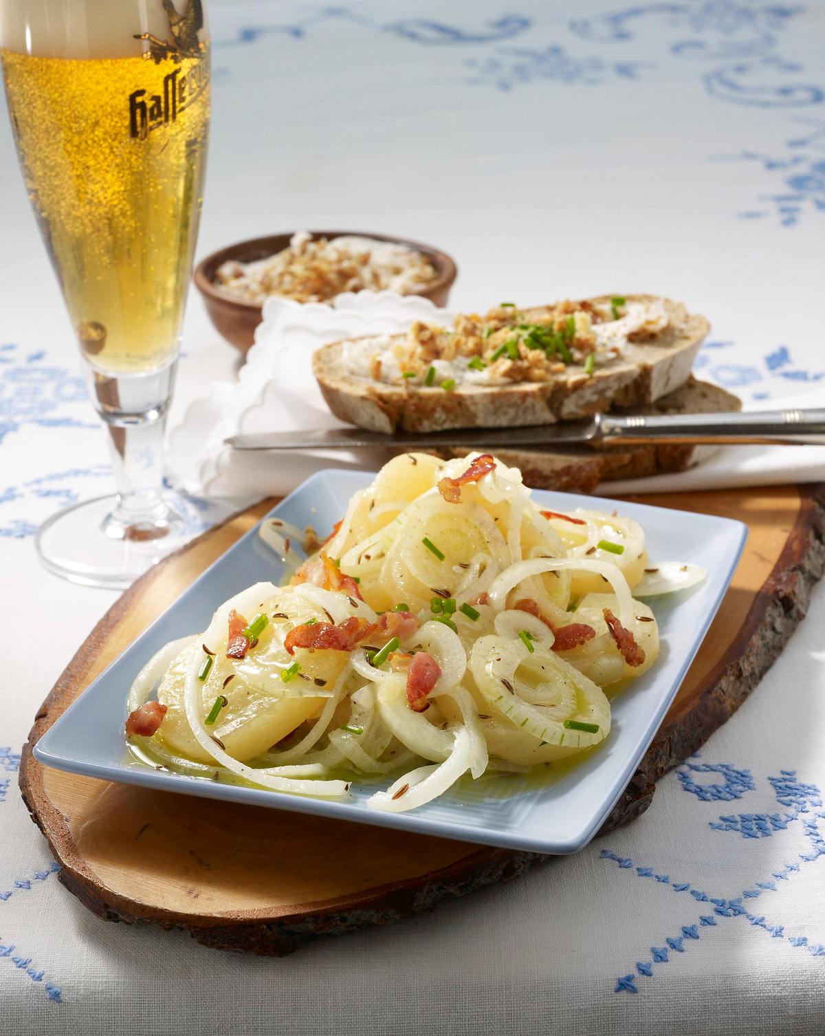 Harzer Käsesalat mit Knusperspeck Rezept