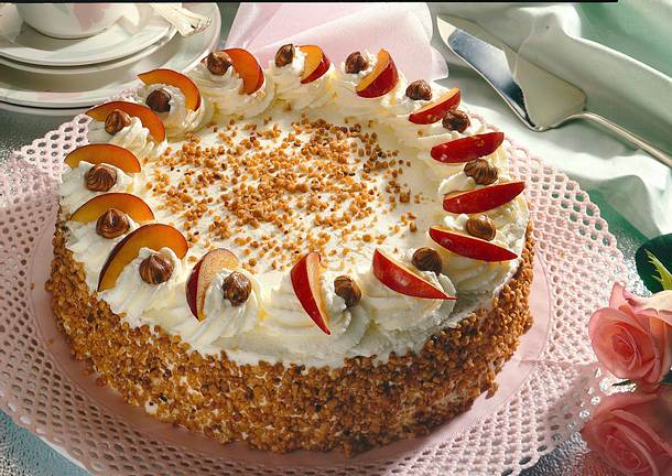Haselnuss-Biskuittorte mit Pflaumensahne Rezept