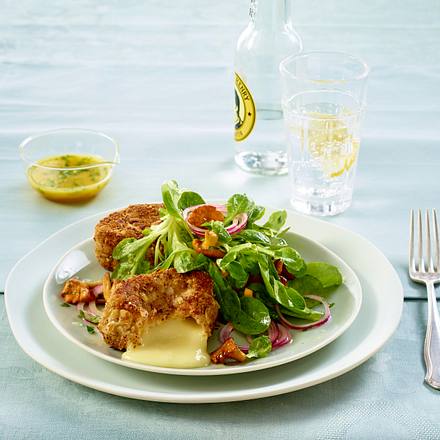 Haselnuss-Camembert auf Salat Rezept