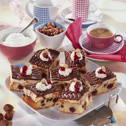 Haselnuss-Donauwellen mit Kirschen Rezept Haselnuss-Donauwellen mit Kirschen Rezept