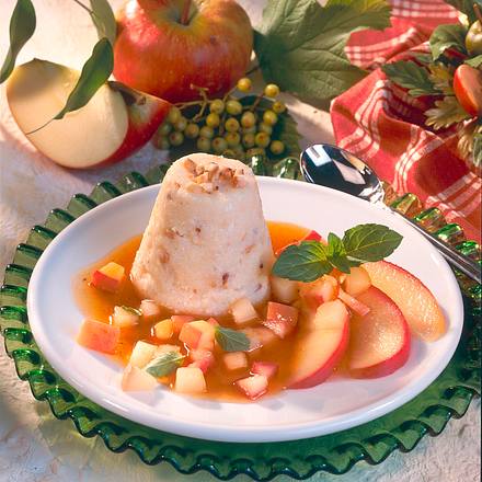 Haselnuss-Grießpudding mit gedünsteten Äpfeln Rezept Haselnuss-Grießpudding mit gedünsteten Äpfeln Rezept