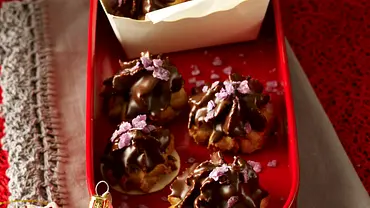 Haselnuss-Makronen-Tuffs mit Schokolade und Oblaten Rezept - Foto: LECKER @ Bauer Media Group