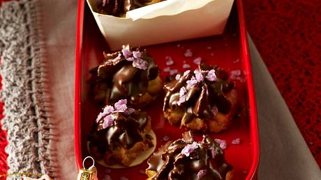 Haselnuss-Makronen-Tuffs mit Schokolade und Oblaten Rezept - Foto: House of Food / Bauer Food Experts KG