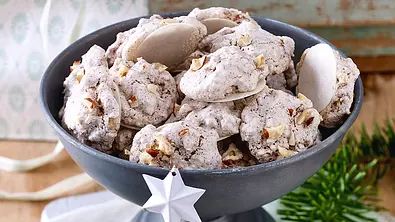 Haselnuss-Makronen mit Oblaten - Foto: LECKER @ Bauer Media Group
