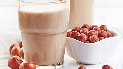 Haselnuss-Milch im Glas - Foto: baibaz / fotolia