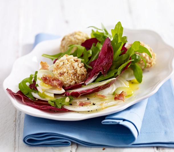 Haselnuss-Ricotta-Bällchen zu Radicchio-Rauke-Fenchelsalat mit Speck-Vinaigrette Rezept Haselnuss-Ricotta-Bällchen zu Radicchio-Rauke-Fenchelsalat mit Speck-Vinaigrette Rezept