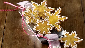 Haselnuss-Schneeflocken mit Ahornsirup Rezept - Foto: LECKER @ Bauer Media Group