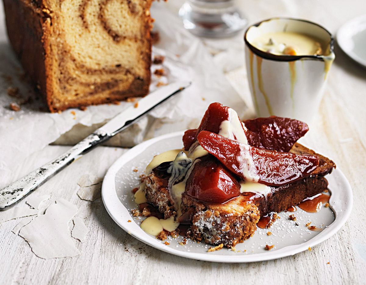 Haselnuss-Zimt­-Swirlkuchen mit Glühwein­birnen Rezept