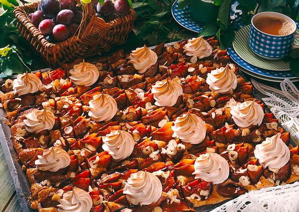 Haselnuss-Zwetschen-Kuchen mit Zimtbaiser Rezept Haselnuss-Zwetschen-Kuchen mit Zimtbaiser Rezept