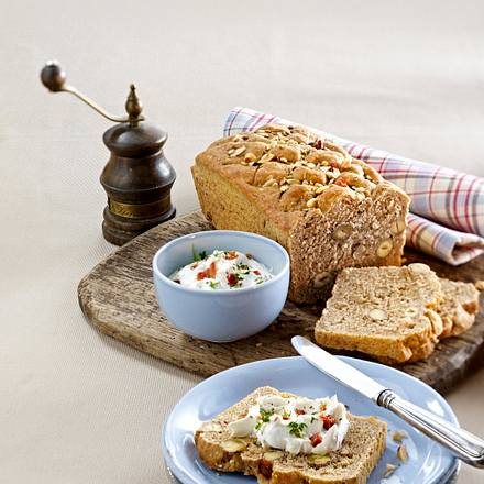Haselnussbrot mit Tomaten-Ziegenkäse-Aufstrich Rezept
