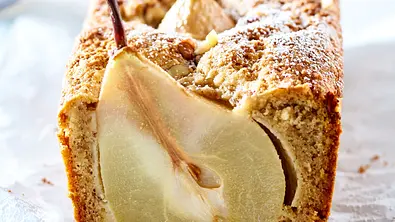 Haselnusskuchen mit Birnen-Kern Rezept - Foto: LECKER @ Bauer Media Group
