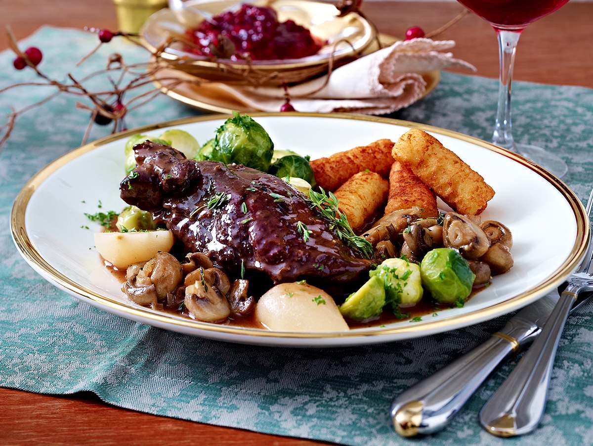 Hasenkeulen in Rotweinsoße zu Kroketten und Rosenkohl Rezept