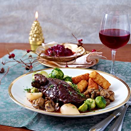 Hasenkeulen in Rotweinsoße zu Kroketten und Rosenkohl Rezept Hasenkeulen in Rotweinsoße zu Kroketten und Rosenkohl Rezept