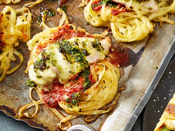 Hasselback-Chicken auf Ofenpasta Rezept Hasselback-Chicken auf Ofenpasta Rezept