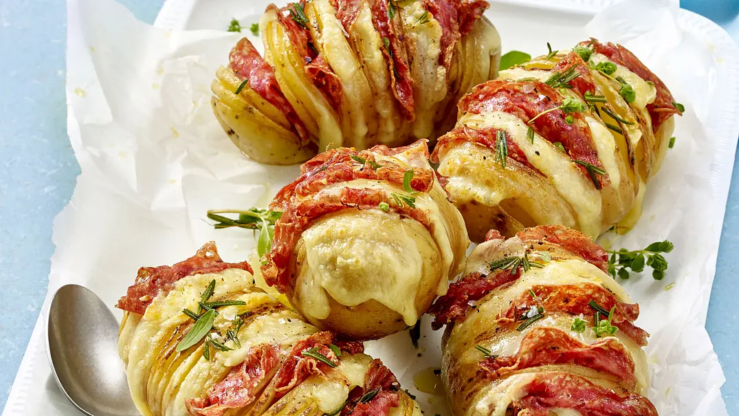 5 Hasselback-Kartoffeln mit Salami liegen - Foto: LECKER @ Bauer Media Group 5 Hasselback-Kartoffeln mit Salami liegen - Foto: LECKER @ Bauer Media Group