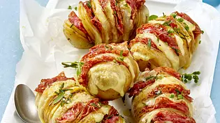 5 Hasselback-Kartoffeln mit Salami liegen - Foto: LECKER @ Bauer Media Group 5 Hasselback-Kartoffeln mit Salami liegen - Foto: LECKER @ Bauer Media Group