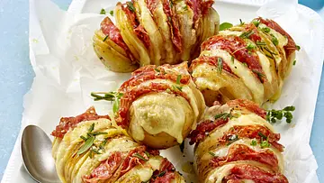 5 Hasselback-Kartoffeln mit Salami liegen - Foto: LECKER @ Bauer Media Group 5 Hasselback-Kartoffeln mit Salami liegen - Foto: LECKER @ Bauer Media Group