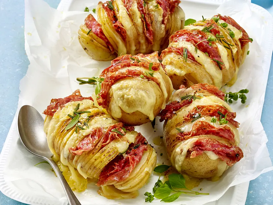 5 Hasselback-Kartoffeln mit Salami liegen 