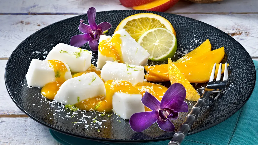 Haupia (Kokosmilch-Pudding) mit exotischem Fruchtsalat Rezept - Foto: LECKER @ Bauer Media Group Haupia (Kokosmilch-Pudding) mit exotischem Fruchtsalat Rezept - Foto: LECKER @ Bauer Media Group