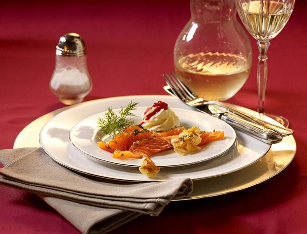 Hausgebeizter Lachs mit Dill Rezept Hausgebeizter Lachs mit Dill Rezept