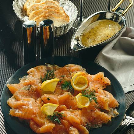 Hausgebeizter Lachs mit Koriander-Vinaigrette Rezept Hausgebeizter Lachs mit Koriander-Vinaigrette Rezept