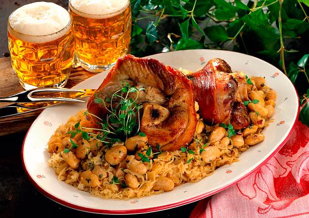 Haxe auf Sauerkraut mit Thymian-Bohnen Rezept Haxe auf Sauerkraut mit Thymian-Bohnen Rezept