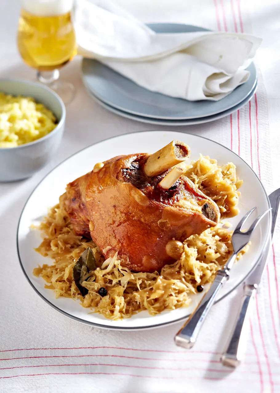 Haxe mit Sauerkraut und Stampfkartoffeln Rezept