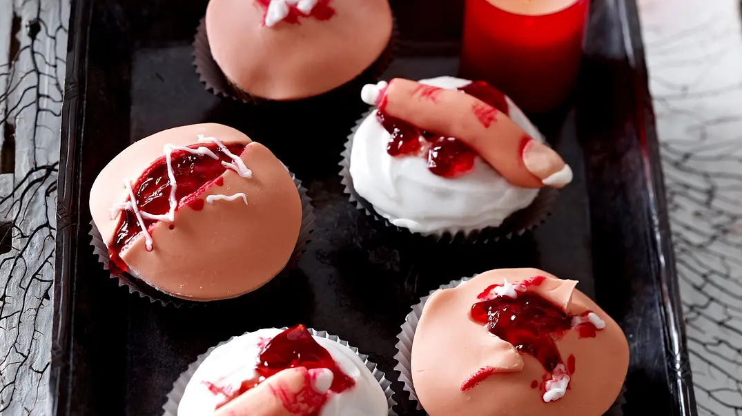 Muffins mit Haut- und Finger Verzierungen - Foto: LECKER @ Bauer Media Group Muffins mit Haut- und Finger Verzierungen - Foto: LECKER @ Bauer Media Group
