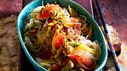 Bunter Glasnudelsalat mit Grapefruit, Mango und Erdnüssen in länglicher blauer Schüssel - Foto: House of Food / Bauer Food Experts