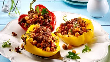 Gefüllte Paprika mit Hack und Kichererbsen aus dem Airfryer Rezept - Foto: LECKER @ Bauer Media Group Gefüllte Paprika mit Hack und Kichererbsen aus dem Airfryer Rezept - Foto: LECKER @ Bauer Media Group