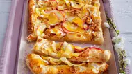 Rechteckiger Apfel-Flammkuchen auf einem Blech, gebacken mit Blätterteig, dünn geschnittenen Apfelscheiben, Zucker, Keksbröseln und Hagelzucker; serviert auf einem pastellfarbenen Tablett. - Foto: LECKER @ Bauer Media Groupp Rechteckiger Apfel-Flammkuchen auf einem Blech, gebacken mit Blätterteig, dünn geschnittenen Apfelscheiben, Zucker, Keksbröseln und Hagelzucker; serviert auf einem pastellfarbenen Tablett. - Foto: LECKER @ Bauer Media Groupp