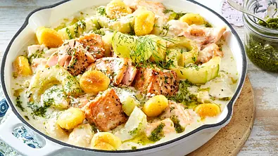 Gnocchi mit Lachs und Schmorgurken in cremiger Soße serviert in einer weißen Emaille-Pfanne - Foto: LECKER @ Bauer Media Group Gnocchi mit Lachs und Schmorgurken in cremiger Soße serviert in einer weißen Emaille-Pfanne - Foto: LECKER @ Bauer Media Group