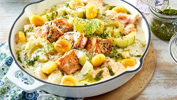 Gnocchi mit Lachs und Schmorgurken in cremiger Soße serviert in einer weißen Emaille-Pfanne - Foto: LECKER @ Bauer Media Group Gnocchi mit Lachs und Schmorgurken in cremiger Soße serviert in einer weißen Emaille-Pfanne - Foto: LECKER @ Bauer Media Group