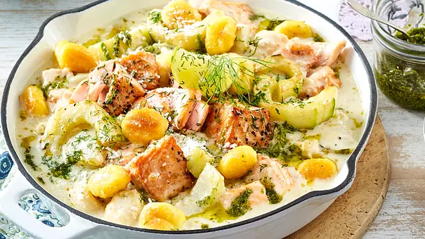 Gnocchi mit Lachs und Schmorgurken in cremiger Soße serviert in einer weißen Emaille-Pfanne - Foto: LECKER @ Bauer Media Group Gnocchi mit Lachs und Schmorgurken in cremiger Soße serviert in einer weißen Emaille-Pfanne - Foto: LECKER @ Bauer Media Group